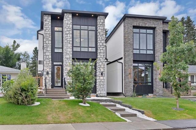 2221 Halifax Crescent NW Calgary, AB T2M 4E1