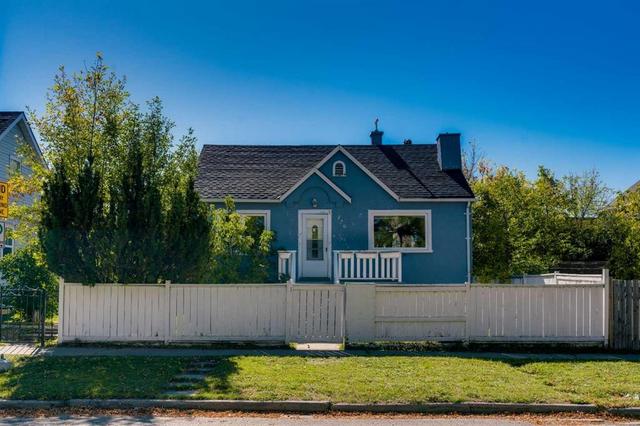 129 18 Avenue NW Calgary, AB T2M 0S9