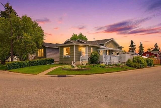 45 Taradale Close NE Calgary, AB T3J 3E5