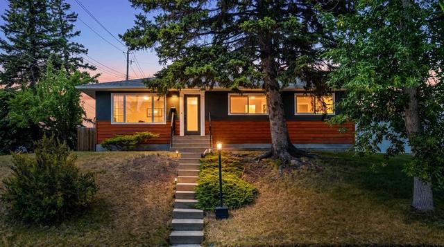 81 White Oak Crescent SW Calgary, AB T3C 3J9