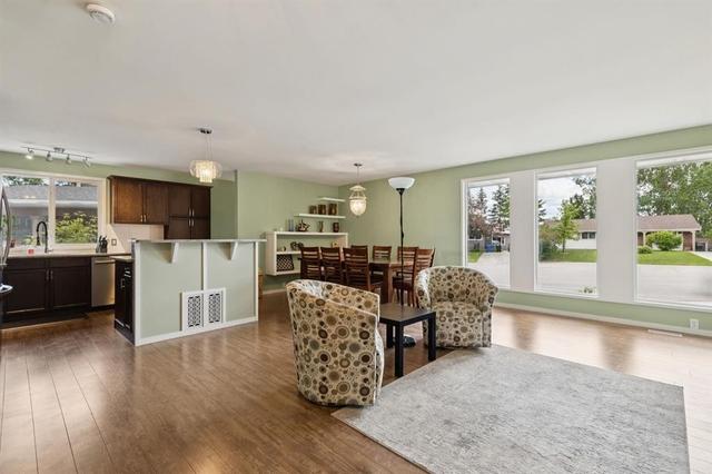 28 Cantrell Bay SW Calgary, AB T2W 2C2