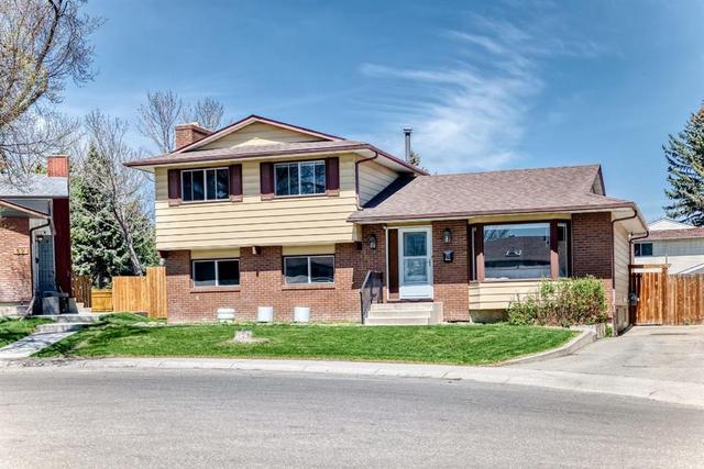 28 Rundlelawn Place NE Calgary, AB T1Y 3P5