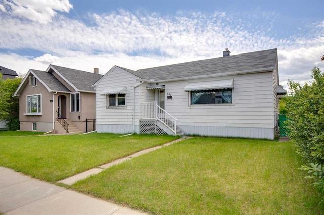 833 20 Avenue NW Calgary, AB T2M 1E4