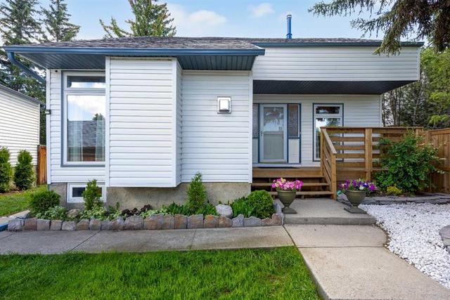 151 Ranchview Place NW Calgary, AB T3G 1H7