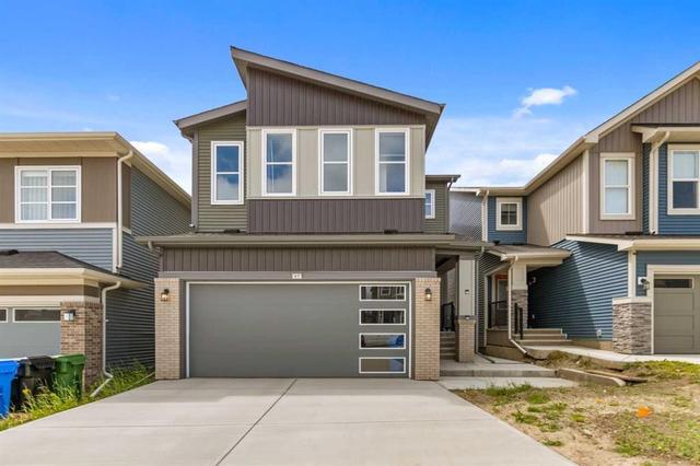 47 Carringvue Passage NW Calgary, AB T3P 2G4