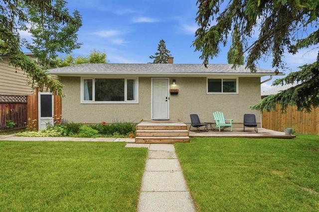 3732 45 Street SW Calgary, AB T3E 3V4