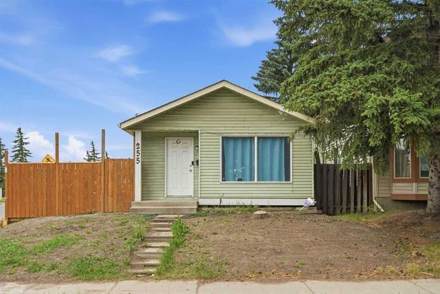 255 Falton Drive NE Calgary, AB T3J 2W8