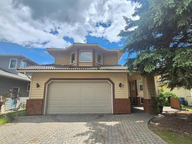 7 Suncastle Crescent SE Calgary, AB T2X 2W9