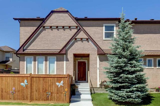 5 Covecreek Mews NE Calgary, AB T3K 0V8