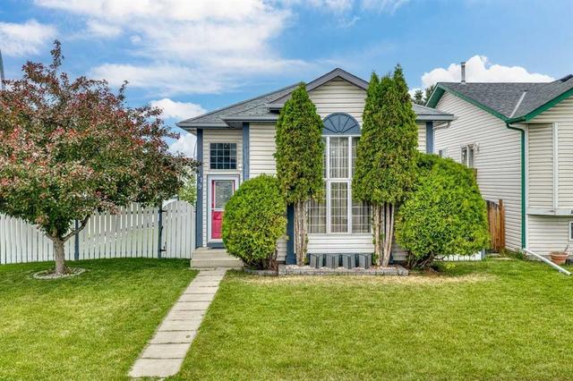 119 Applemont Close SE Calgary, AB T2A 7S3