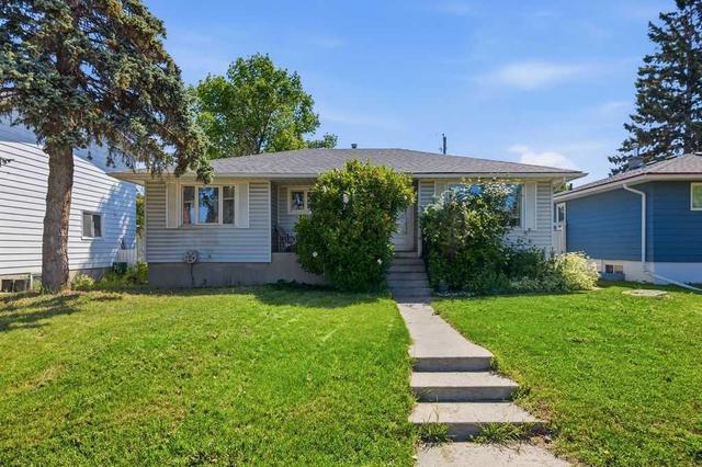 2808 19 Street NW Calgary, AB T2M 3V8