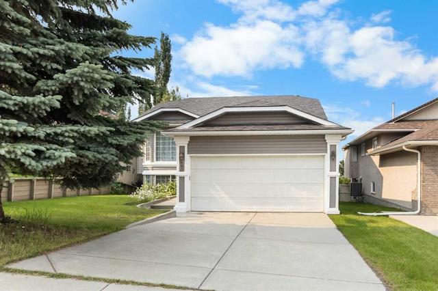 28 Harvest Oak Drive NE Calgary, AB T3K 4E2