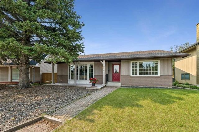 856 Lake Twintree Crescent SE Calgary, AB T2J 2W3