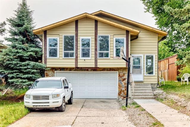19 Berwick Crescent NW Calgary, AB T3K 1P7