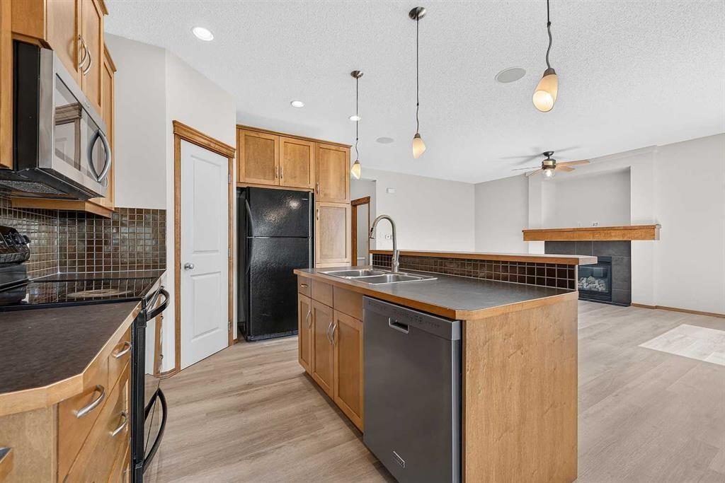 249 Elgin Manor Se, Calgary, AB - Indoor Photo Showing Kitchen With Double Sink
