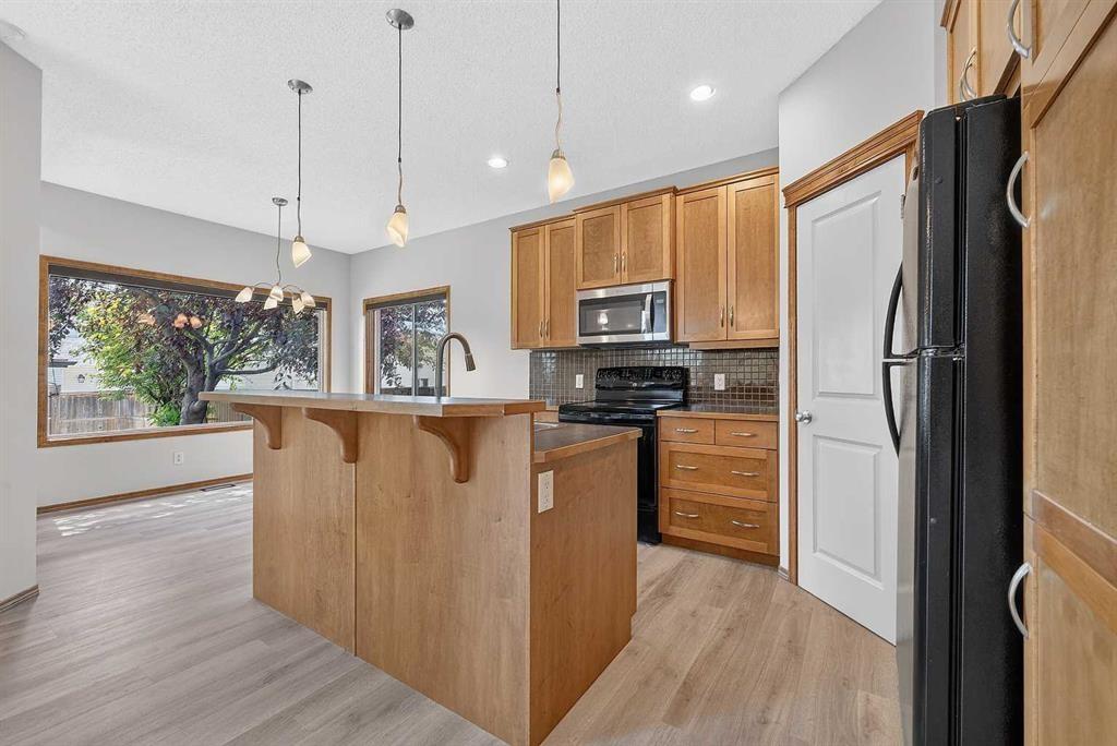249 Elgin Manor Se, Calgary, AB - Indoor Photo Showing Kitchen