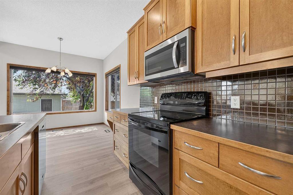 249 Elgin Manor Se, Calgary, AB - Indoor Photo Showing Kitchen