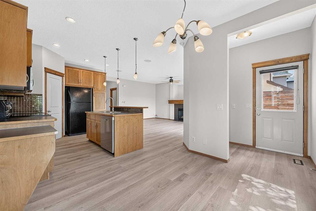 249 Elgin Manor Se, Calgary, AB - Indoor Photo Showing Kitchen