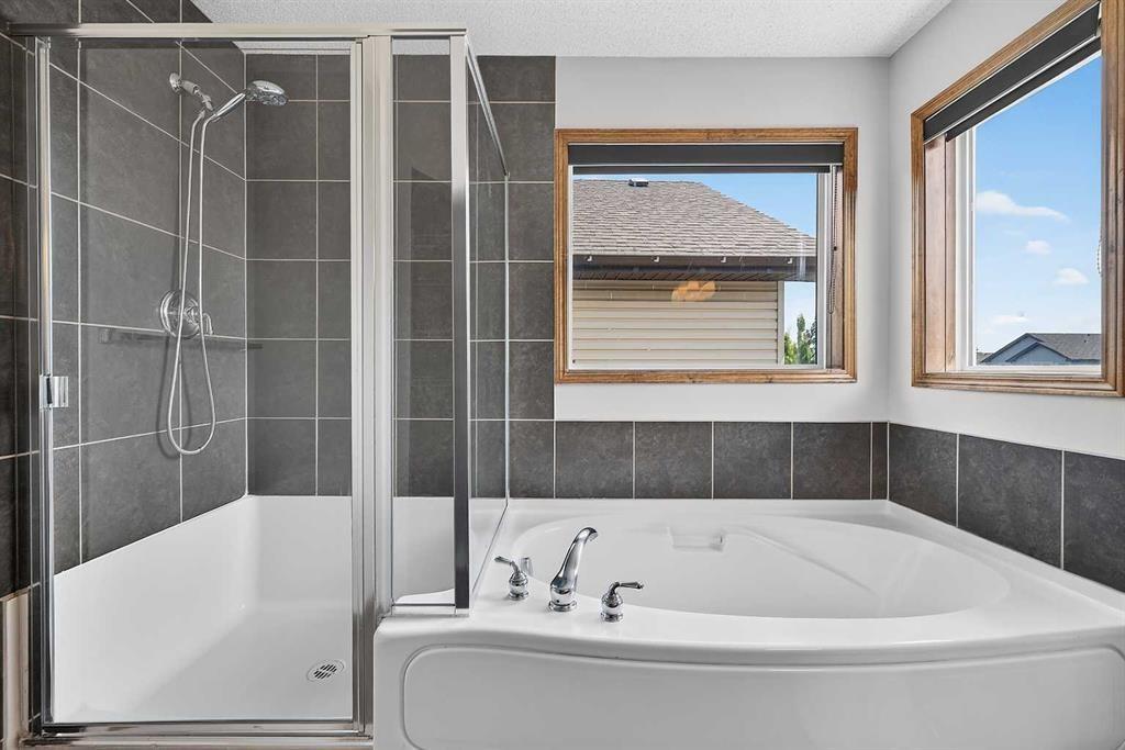 249 Elgin Manor Se, Calgary, AB - Indoor Photo Showing Bathroom