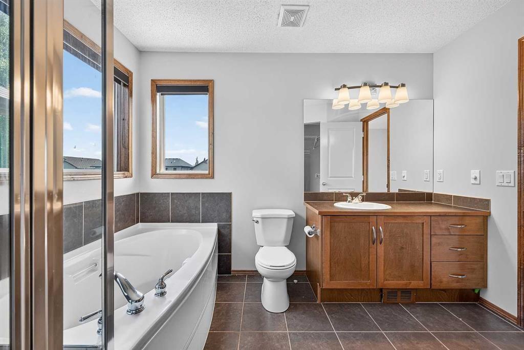 249 Elgin Manor Se, Calgary, AB - Indoor Photo Showing Bathroom