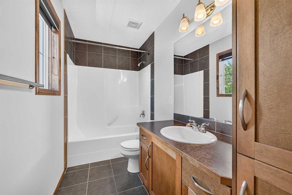 249 Elgin Manor Se, Calgary, AB - Indoor Photo Showing Bathroom