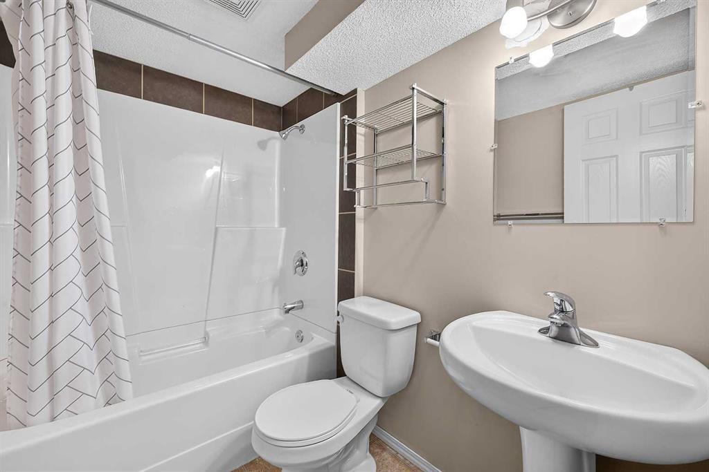 249 Elgin Manor Se, Calgary, AB - Indoor Photo Showing Bathroom