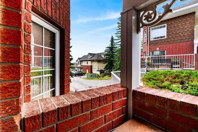 3205 Sienna Park Green SW Calgary, AB T3H 3N7