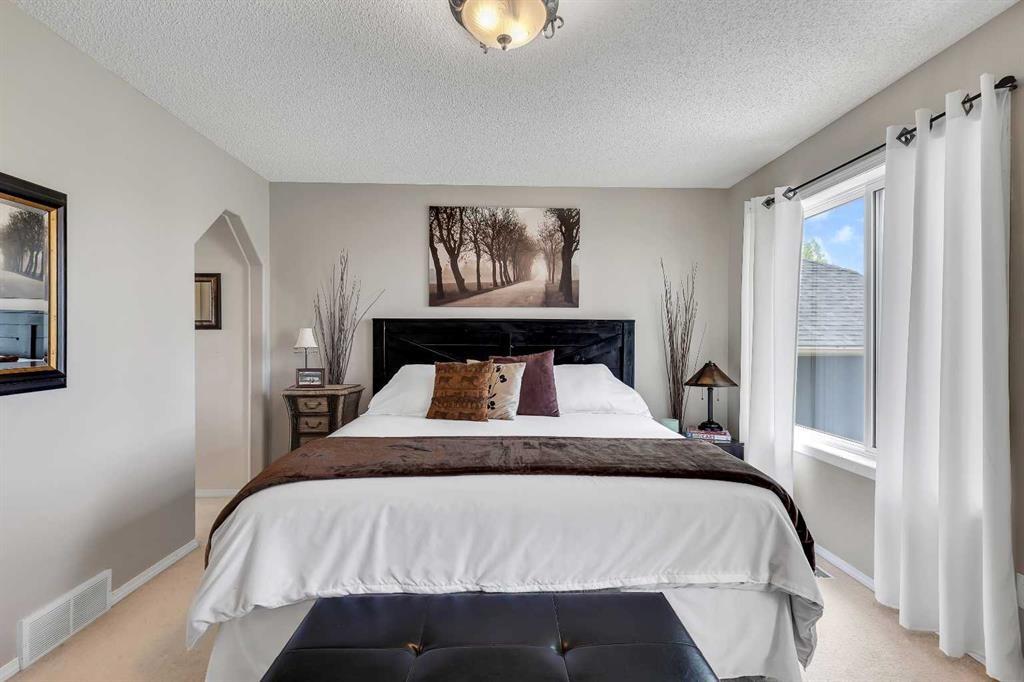 626 Saddlecreek Way Ne, Calgary, AB 
