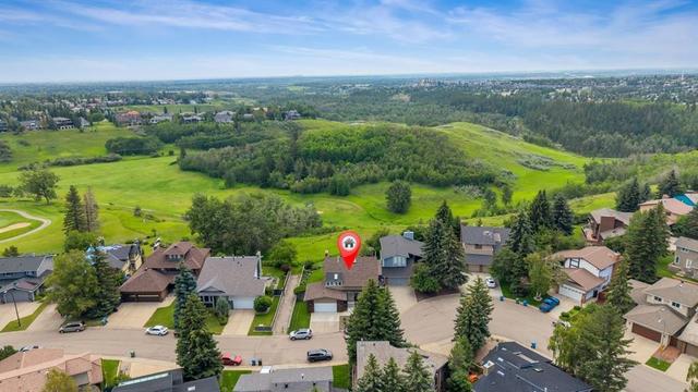 24 Woodgrove Crescent SW Calgary, AB T2W 3Z1