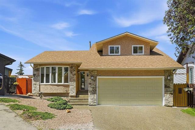 43 Beaconsfield Place NW Calgary, AB T3K 1W8