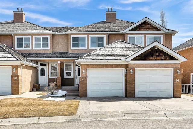 34 Royal Manor NW Calgary, AB T3G 5T7