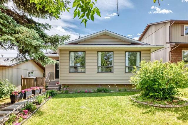 11 Bedford Drive NE Calgary, AB T3K 1L2
