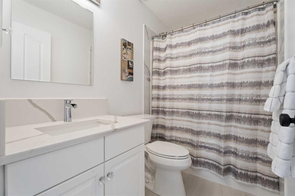 161 Cranleigh Bay Se, Calgary, AB - Indoor Photo Showing Bathroom