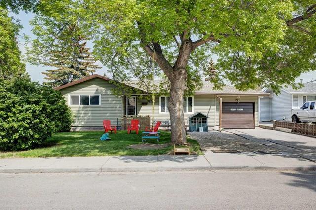 212 Hendon Drive NW Calgary, AB T2K 1Z2