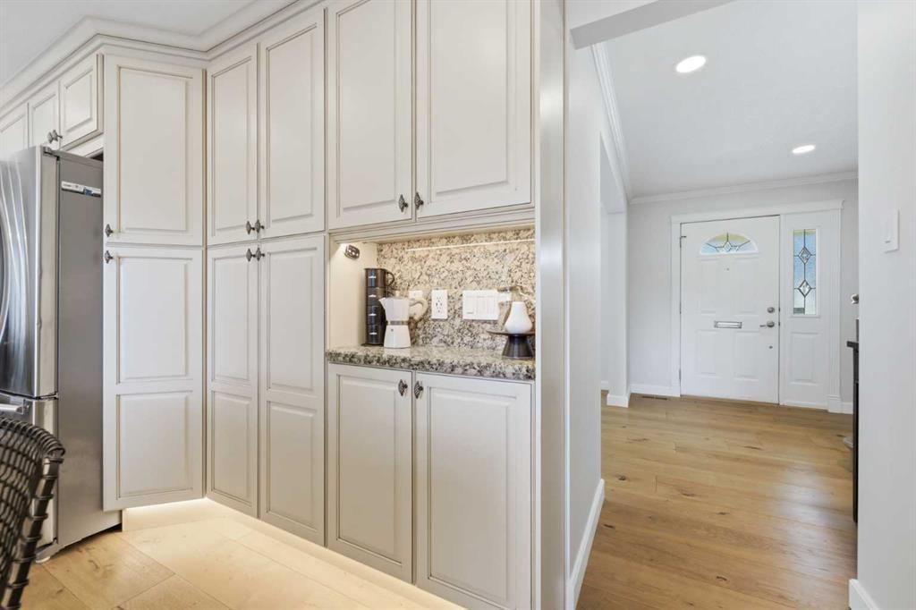 20 Mapleglade Close Se, Calgary, AB - Indoor