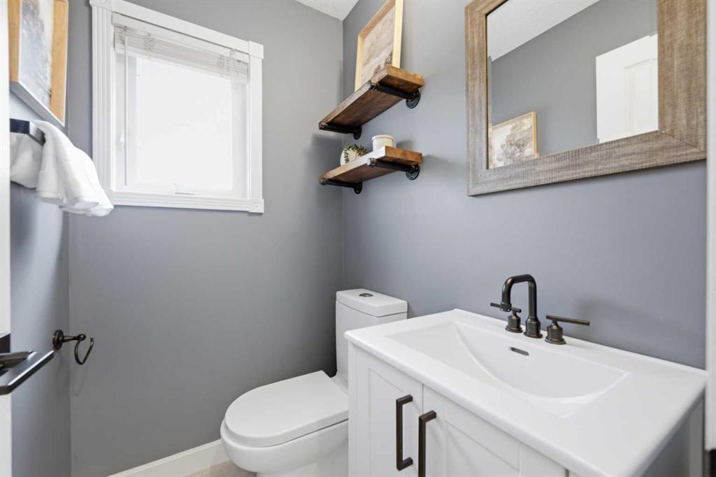 20 Mapleglade Close Se, Calgary, AB - Indoor Photo Showing Bathroom