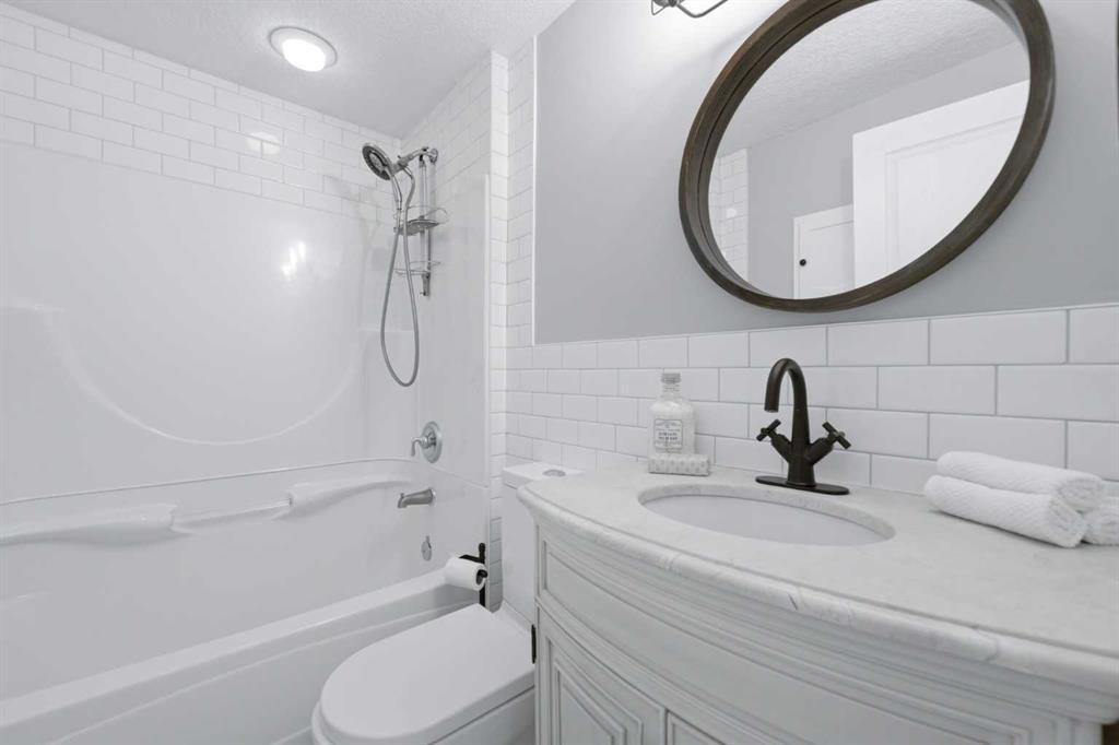 20 Mapleglade Close Se, Calgary, AB - Indoor Photo Showing Bathroom