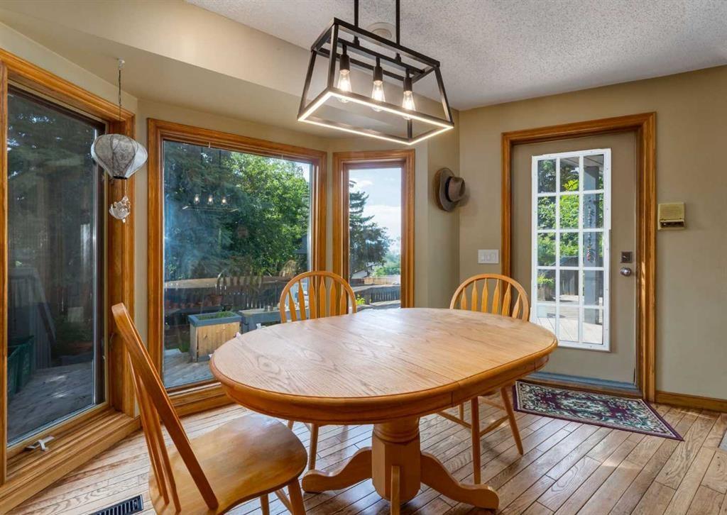 224 Edgedale Drive Nw, Calgary, AB - Indoor Photo Showing Dining Room