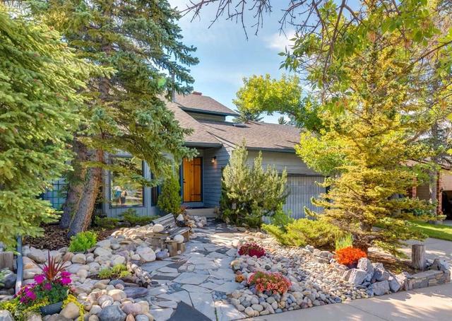 224 Edgedale Drive NW Calgary, AB T3A 2R7