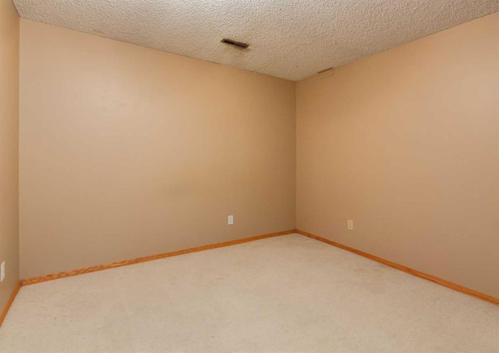 224 Edgedale Drive Nw, Calgary, AB - Indoor Photo Showing Other Room
