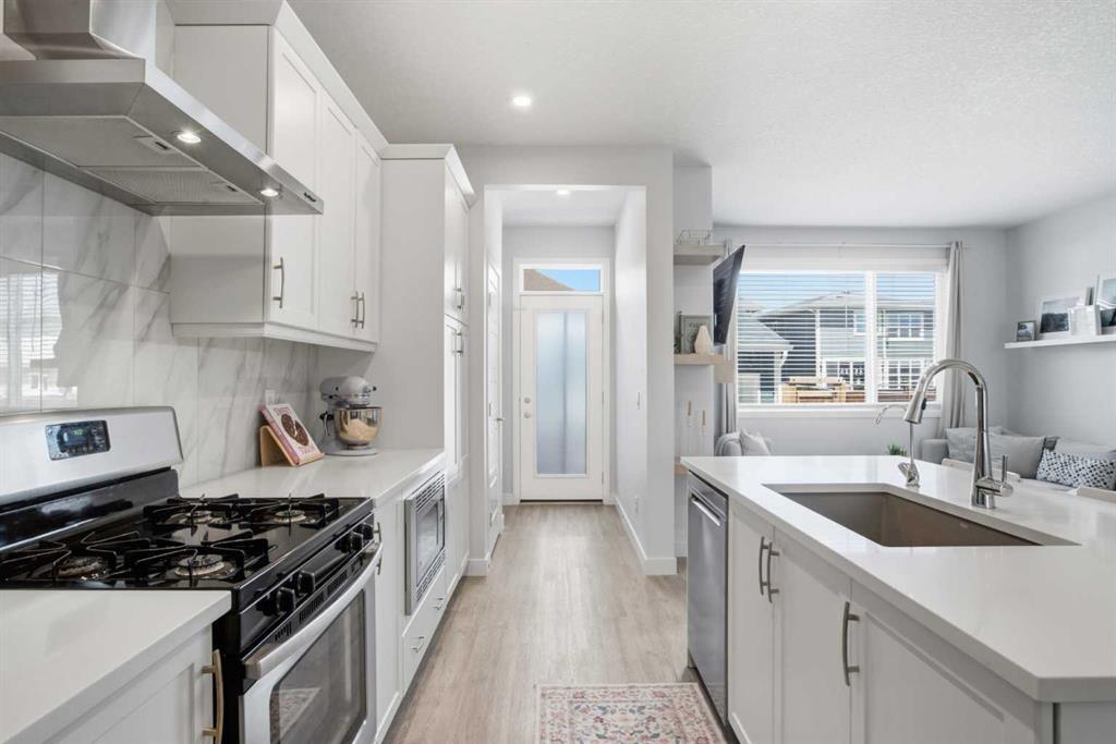 406 Masters Road Se, Calgary, AB - Indoor Photo Showing Kitchen With Upgraded Kitchen