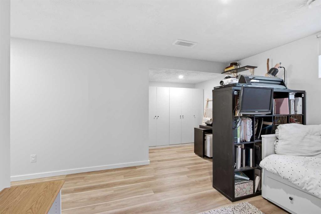 406 Masters Road Se, Calgary, AB - Indoor Photo Showing Other Room