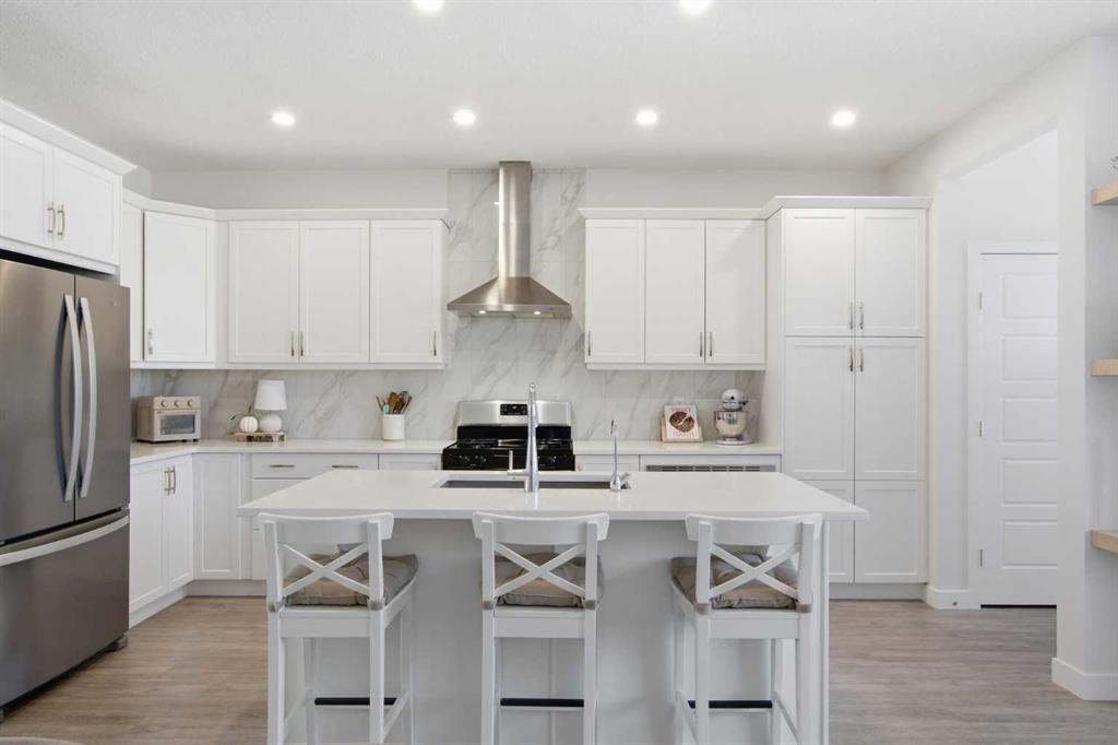 406 Masters Road Se, Calgary, AB - Indoor Photo Showing Kitchen