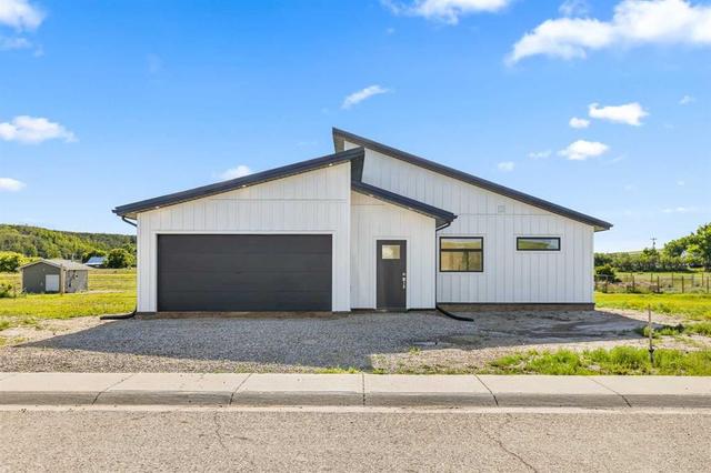 8 Diamond Valley Close Carbon, AB T0M 0L0
