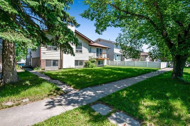 122 Bergen Road NW Calgary, AB T3K 1H9
