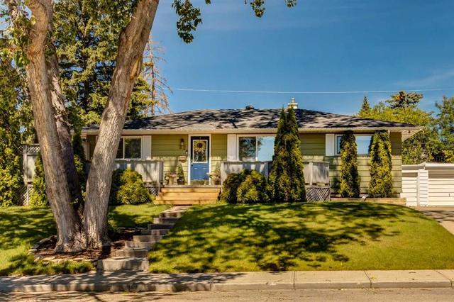23 Heston Street NW Calgary, AB T2K 2C3