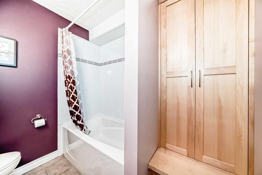 146 Scenic View Close, Calgary, AB - Indoor Photo Showing Bathroom