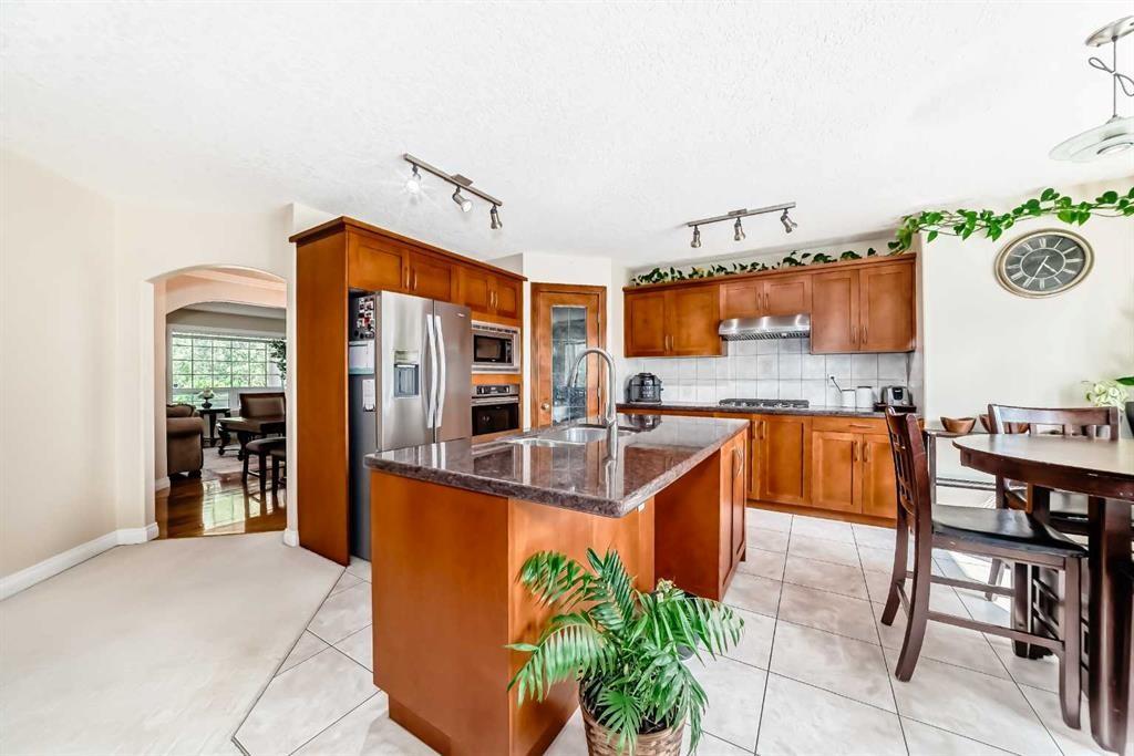 146 Scenic View Close, Calgary, AB - Indoor Photo Showing Kitchen