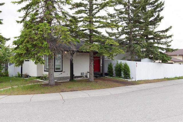 95 Castleridge Close NE Calgary, AB T3J 1Y9