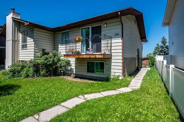 124 Bergen Road NW Calgary, AB T3K 1H9
